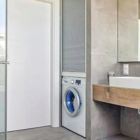 Close-central - One Bedroom With Balcony - Center - Sb12 *